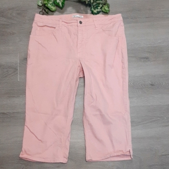 Lee Mid- Rise Pink Capris - Picture 5 of 9